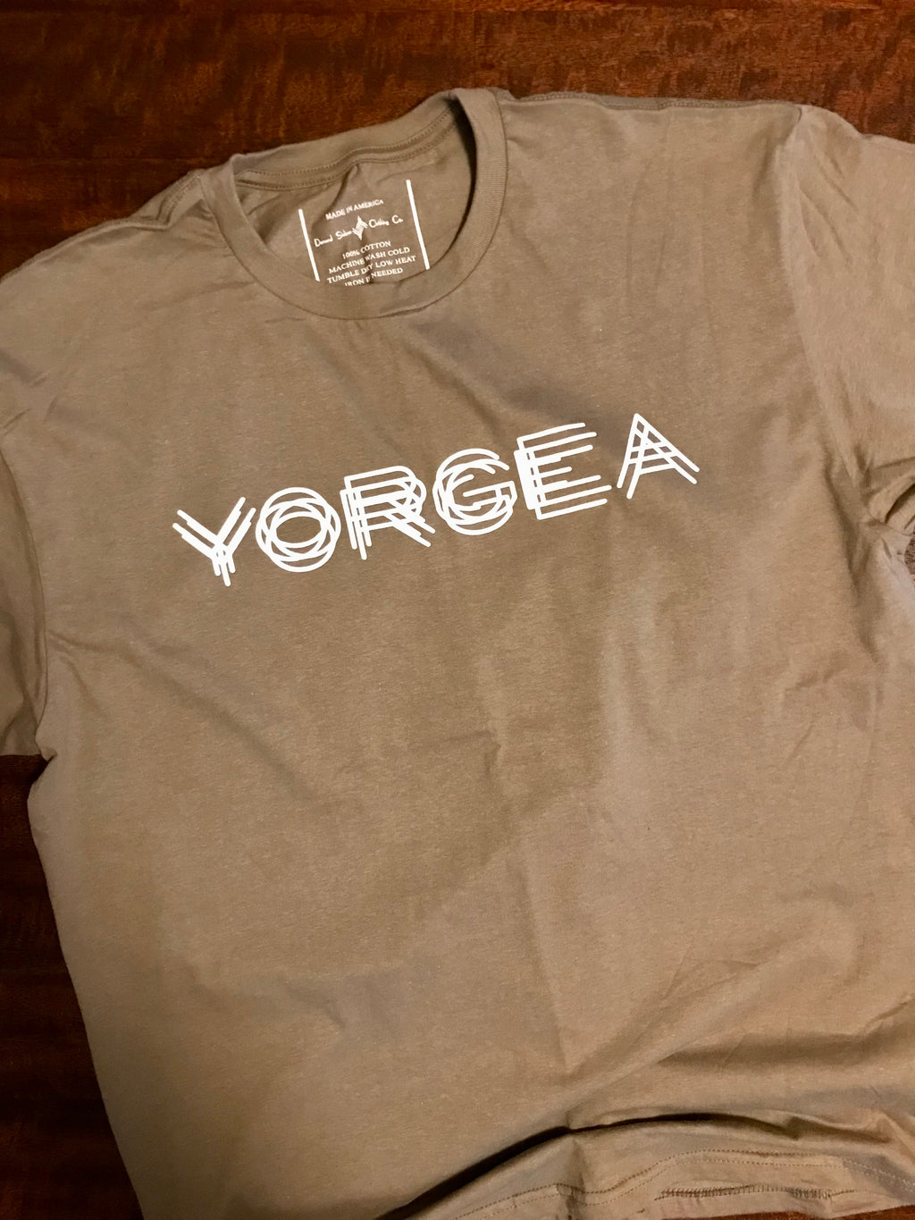 YORGEA BROWN SAVANA CLASSIC LOGO TEE