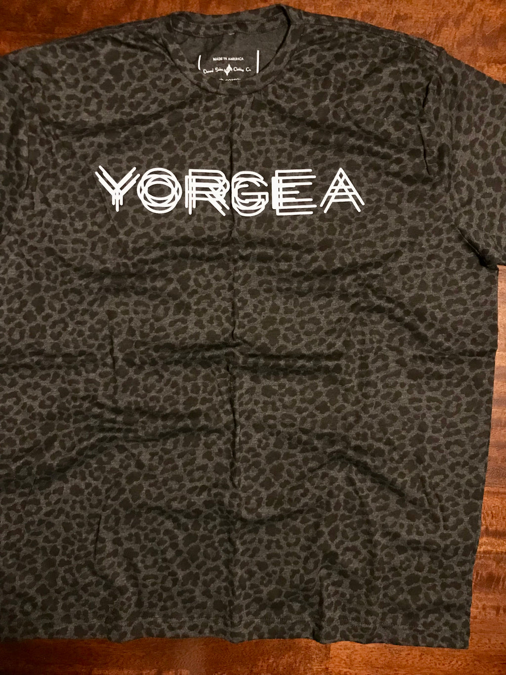 YORGEA BLACK LEOPARD CLASSIC LOGO TEE